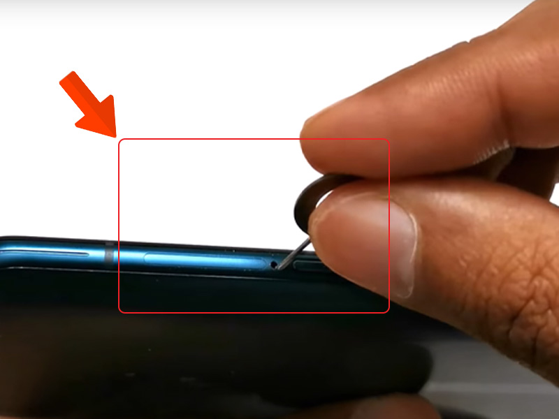 Dùng que chọc SIM để chọc SIM